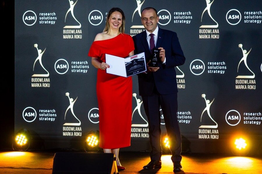 Laureaci nagrody budowlanej marki roku pozują do zdjęcia