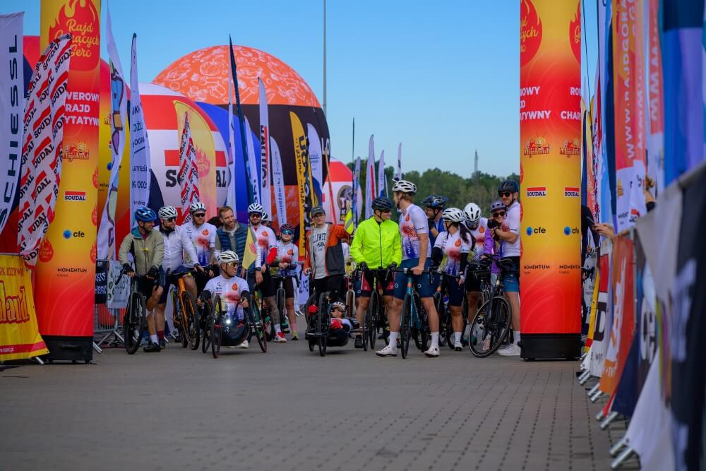 Zawodnicy na starcie Rajdu Gorących Serc 2026