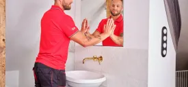 Mezczyzna przykleja lustro