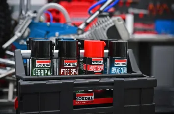 Aerozole techniczne Soudal znajdują się w specjalnej skrzyni transportowej