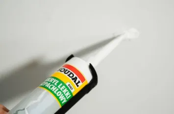 Aplikowanie na ścianę akrylu lekkiego szpachlowego marki Soudal