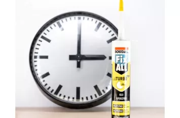 Klej Fix All Turbo stoi na podłodze z zegarem w tle