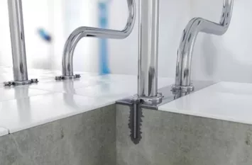 Montaż balustrady tarasowej z użyciem kotwy chemicznej w betonie.
