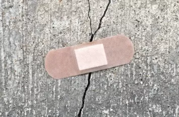 Pękniecie w betonie zaklejone plastrem