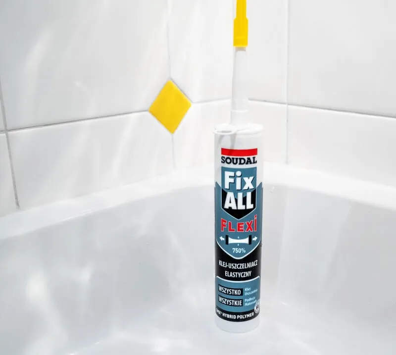 Klej-uszczelniacz Fix All Flexi położony w brodziku prysznicowym