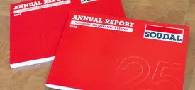 Dwa raporty 2025 leżące na stole