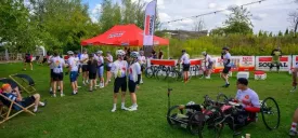 Zawodnicy Rajdu Gorących Serc 2026 odpoczywający po rajdzie