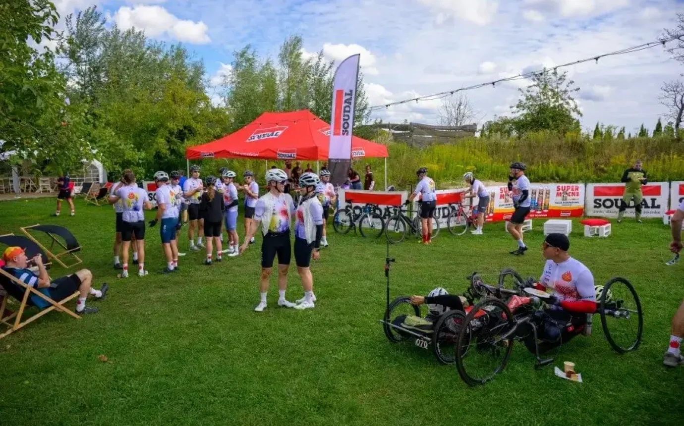 Zawodnicy Rajdu Gorących Serc 2026 odpoczywający po rajdzie