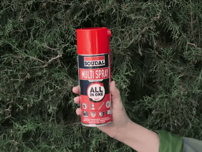 Ręka trzymająca Multi Spray marki Soudal