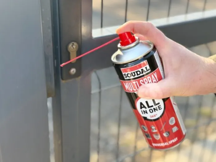 Uniwersalny Spray 8 w  1. Czyści. Smaruje. Zabezpiecza