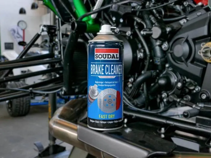 Aerozol techniczny Brake Cleaner stojący w warsztacie samochodowym