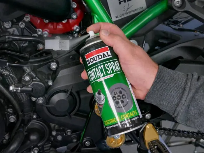 Aerozol techniczny Contact Spray w trakcie użycia w warsztacie samochodowym