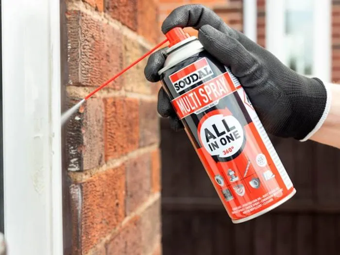 Aerozol Multi Spray aplikowany na pionową powierzchnię