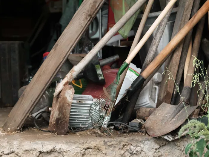 Widok na narzędzia ogrodowe jak łopaty i grabki pokryte rdzą