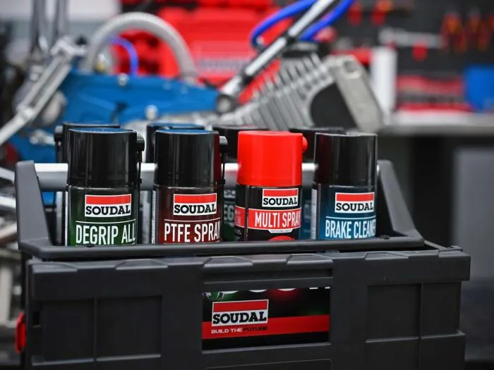 Aerozole techniczne Soudal znajdują się w dedykowanym dla nich pojemniku przy bramie domu