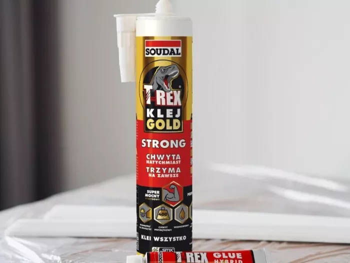 Produkty marki Soudal – kleje T-Rex stoją na zabezpieczonym folią stoleProdukty marki Soudal – kleje T-Rex stoją na zabezpieczonym folią stole