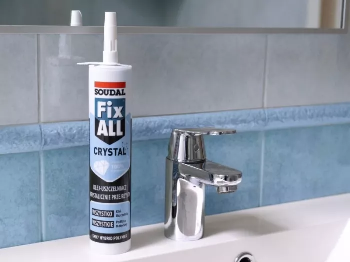 Fix All Crystal marki Soudal stoi na umywalce w łazience na tle płytek ceramicznych