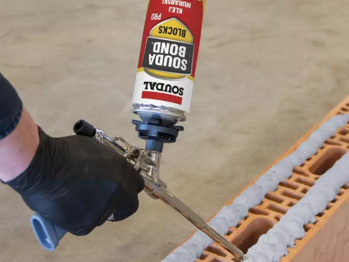 Aplikacja kleju murarskiego Soudal Soudabond Blocks pistoletem na pustak ceramiczny