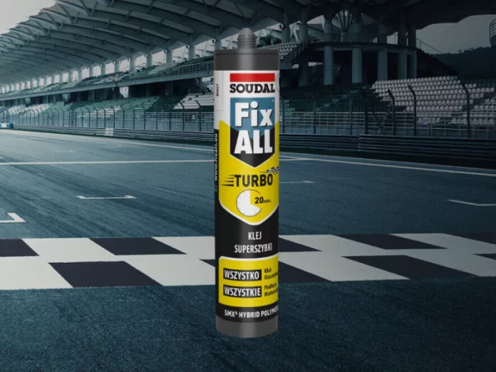 Klej Fix All Turbo przed metą toru wyścigowego
