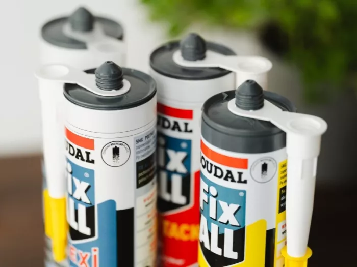 Cztery kleje Fix All Firmy Soudal widoczne od górnej połowy kartuszu