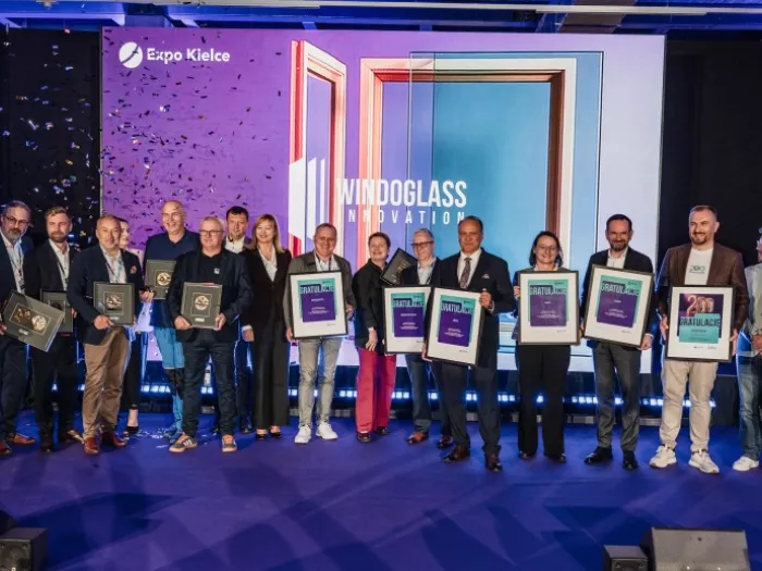 Uroczyste wręczenie dyplomów i nagród branżowych na scenie podczas targów Expo Kielce.