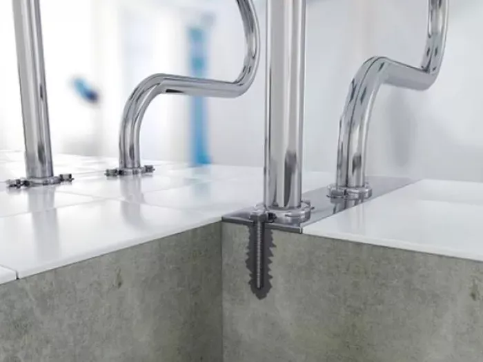 Montaż balustrady tarasowej z użyciem kotwy chemicznej w betonie.
