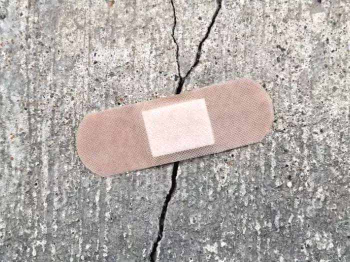 Pękniecie w betonie zaklejone plastrem