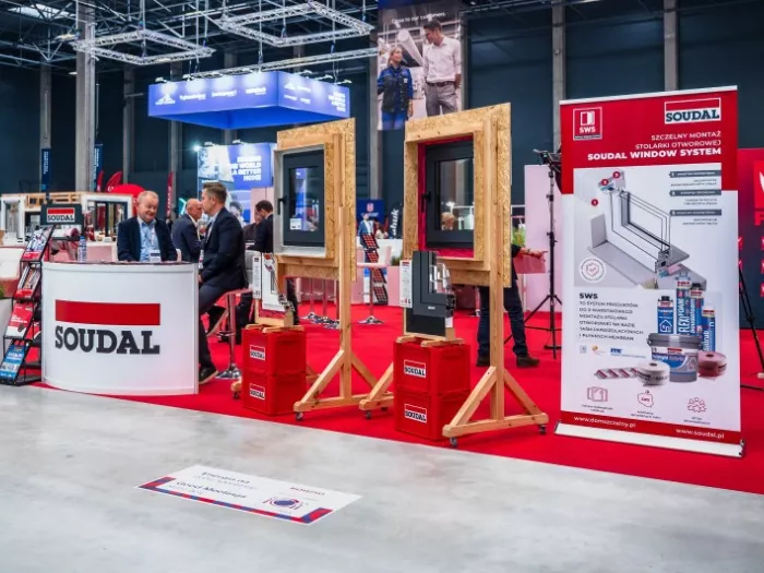 Stoisko wystawiennicze firmy Soudal na targach budowlanych z ekspozycją okien i materiałów montażowych.